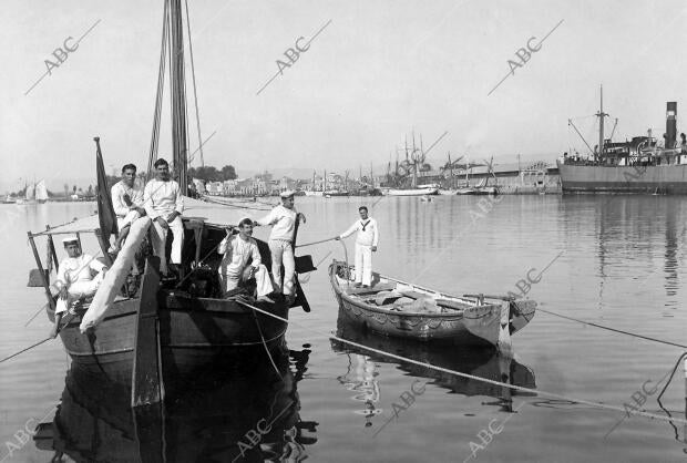 La tripulación del Escampavia "san Mateo" Custodiando un bote salvavidas...