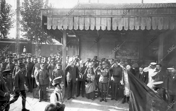 El general Milans del Bosch (X), Presenciando el desfile de las Tropas que le...