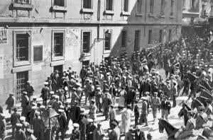 Los Carteros, A su paso por la calle del Correo, al salir de la Central, una vez...