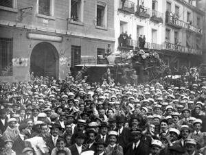 Los Carteros de Madrid al llegar ayer al edificio de Correos, Dando por...