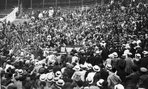 El diputado don Marcelino Domingo (X) en el mitin celebrado en la plaza de Toros