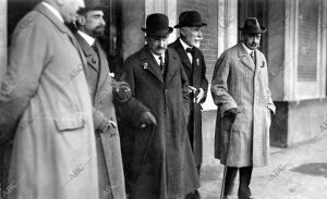 El presidente del Consejo, Sr. Maura (1), con el Conde de Romanones (2), el...