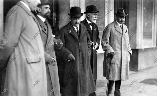 El presidente del Consejo, Sr. Maura (1), con el Conde de Romanones (2), el...