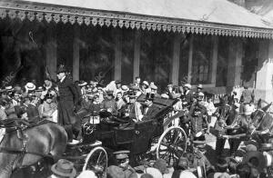 Monseñor Ragonesi, con el alcalde de la Ciudad, al salir de la estación del...