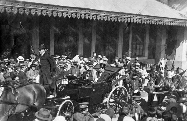 Monseñor Ragonesi, con el alcalde de la Ciudad, al salir de la estación del...