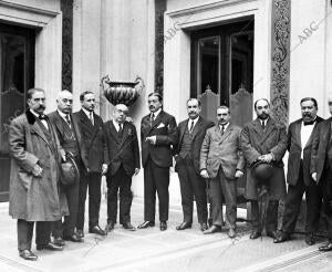 El Alcalde (1), los Tenientes de alcalde y el Sr. Sánchez Calvo (2), que se...