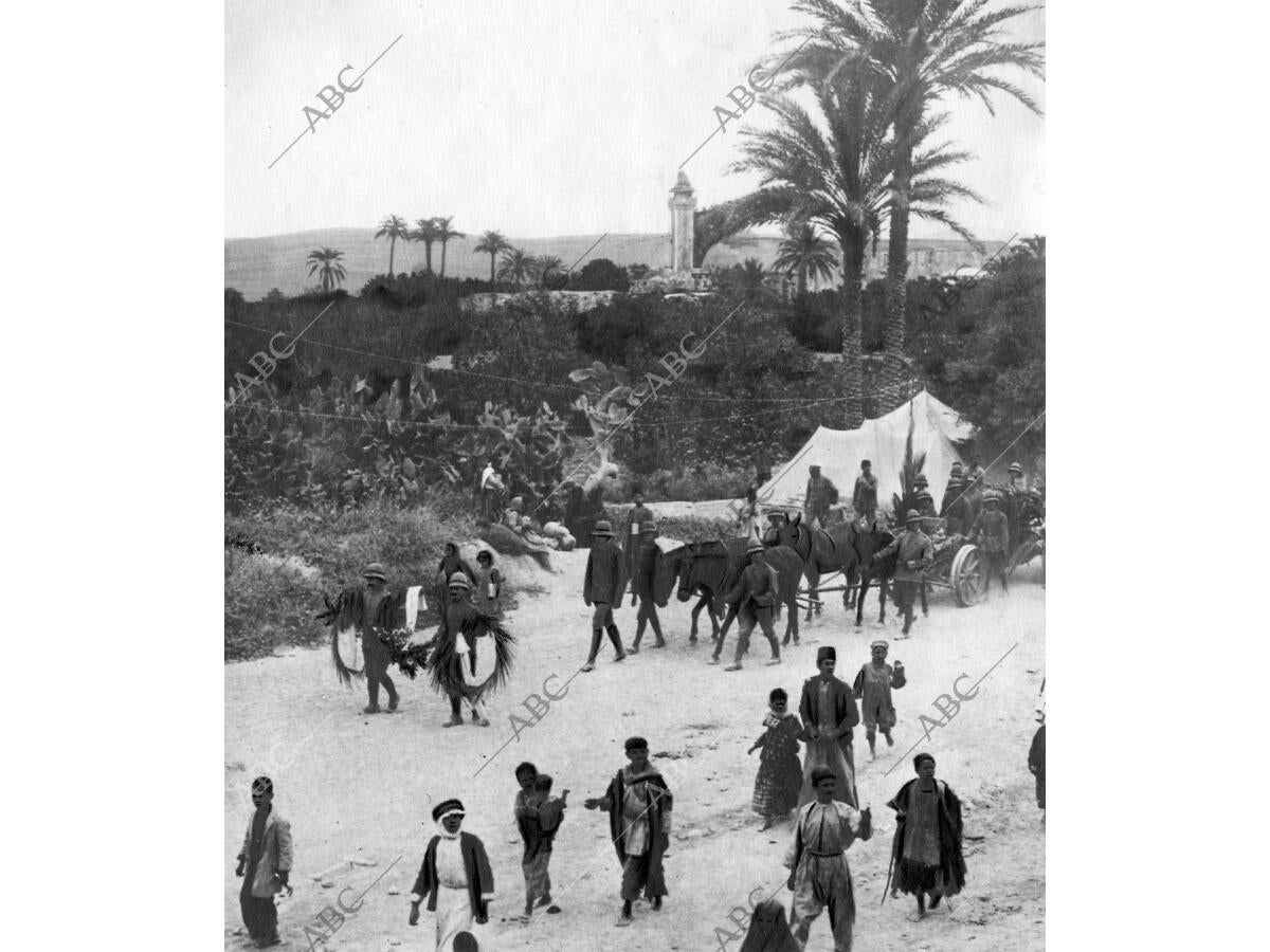 Entierro de un oficial inglés fallecido después de la cesación de Hostilidades... Archivo ABC