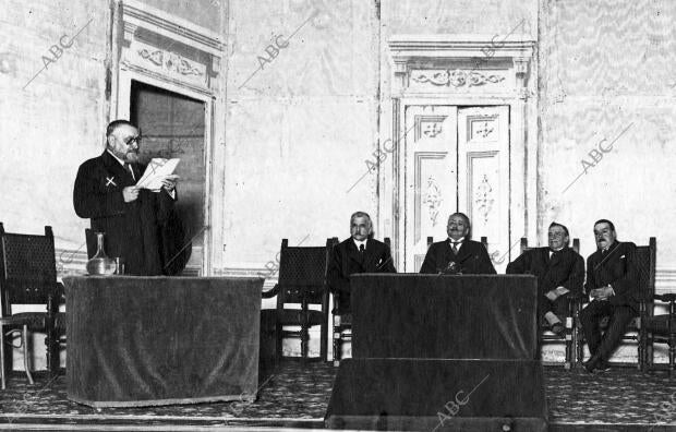 El Sr. Francos Rodríguez (X) durante el discurso que Pronunció en el mitin...