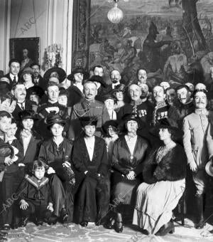Un grupo de Concurrentes A la recepción Celebrada anoche con motivo del fin de...