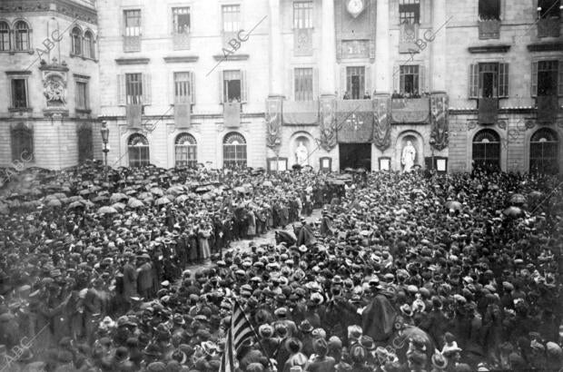 Salida del ayuntamiento de la comitiva Portadora de las Adhesiones, Dirigiéndose...