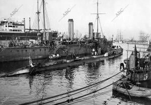 El submarino Alemán "U-57", que Entró y Quedó internado anteayer jueves