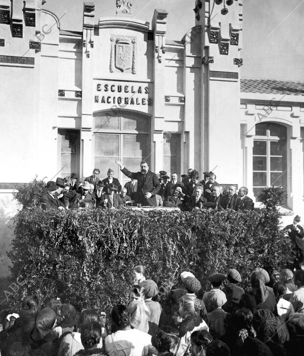 El Rector De La Universidad De Barcelona (X) Inaugurando El Grupo ...