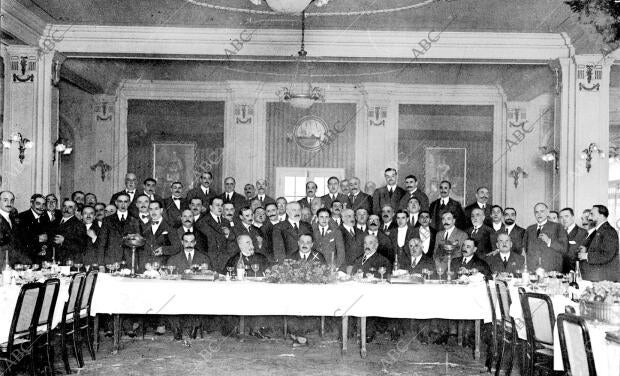 El Alcalde, señor garrido Juaristi, en el centro Sentado, en el banquete con que...