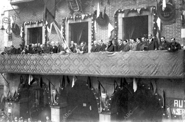 El alcalde Leyendo desde el Balcon de la casa consistorial el homenaje de los...