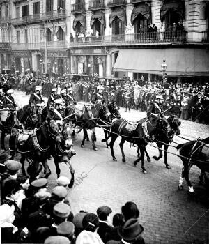 Desfile de la artillería por la plaza de Cataluña ante las Autoridades, después...