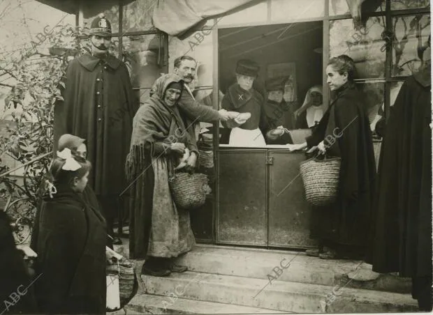 En el asilo de Lavanderas, en Madrid, S.M. la Reina María Cristina de Habsburgo,...