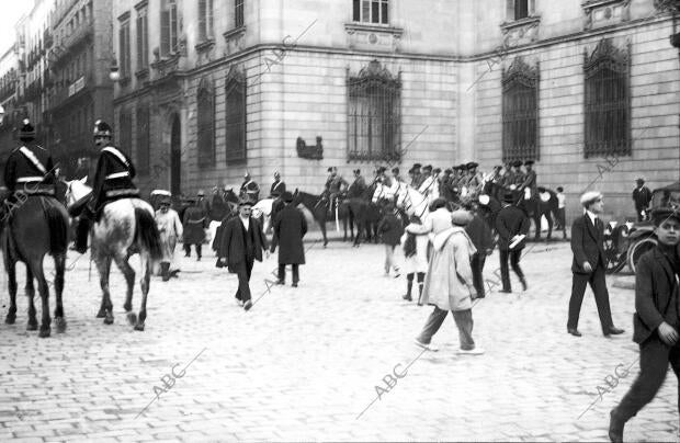 Agentes de seguridad Patrullando por la plaza de san Jaime para evitar la...