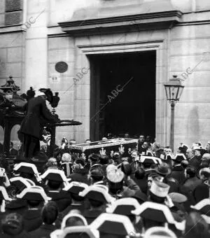 Momento de salir del colegio de Escolapios el Feretro de D. Antolin Lopez Pelaez