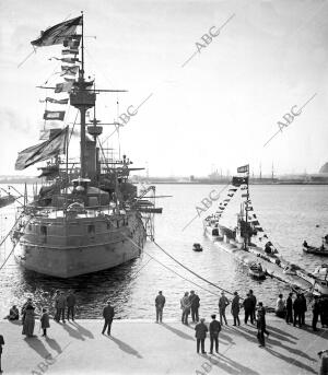 El acorazado Español "Pelayo" y el submarino Aleman Empavesados en Celebracion...