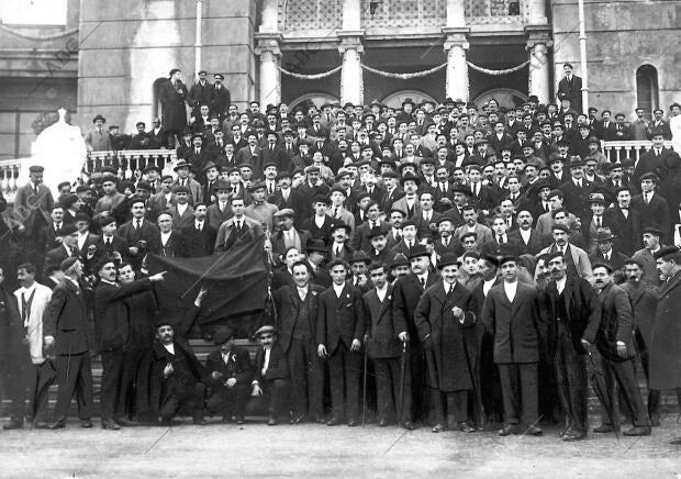 Fiesta de Afirmacion Española en Bilbao - grupo de Concurrentes al banquete con...