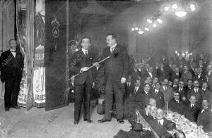 En el Palace hotel en Madrid - el alcalde Sr. garrido Jurista (X) Recibiendo el...