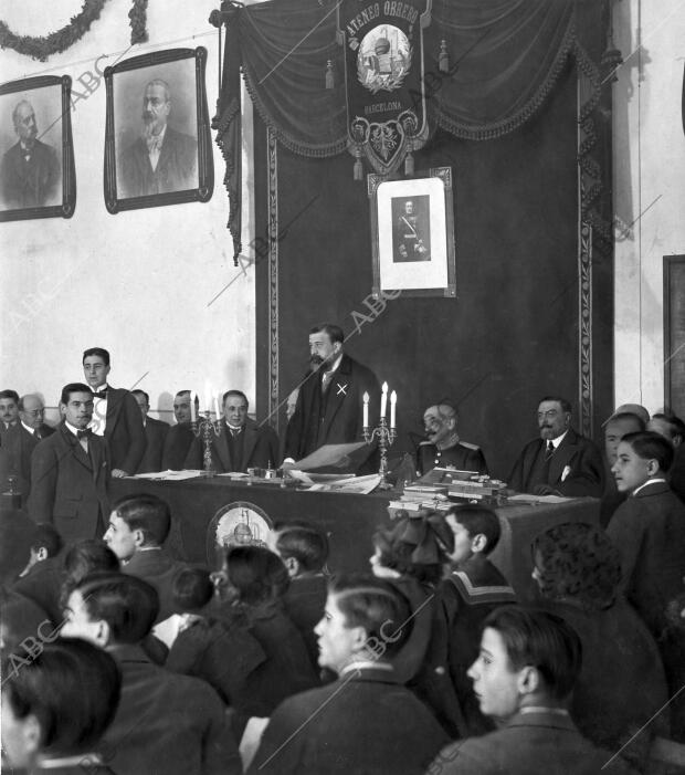 El director de la Universidad, doctor Carulla (X), Presidiendo en representación...