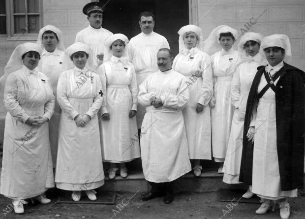 El profesor capitán médico Sr. Sánchez Vega con las Damas que Han Terminado sus...