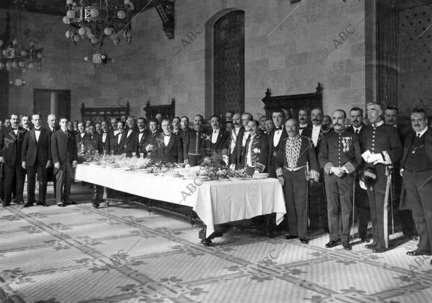 El Alcalde, Sr. Cuber (X), con los Cónsules de las Naciones Aliadas, los de las...