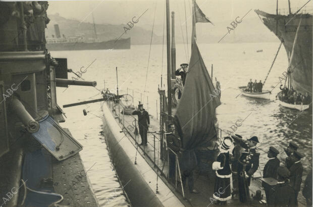 Entrega al submarino «Monturiol», de la bandera regalada por la señora viuda de...