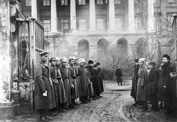 La Guardía de Smolny donde Residía el estado mayor de la revolución durante las...