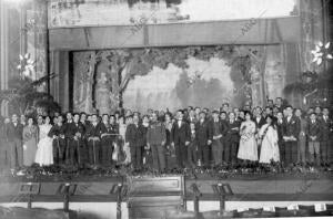 El maestro Marquina (X) con el grupo de Ejecutantes del himno A la Bandera,...