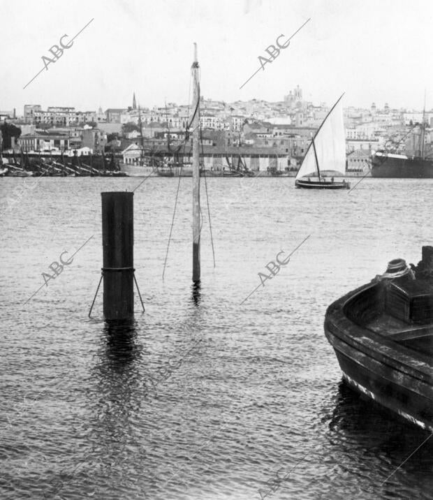 Chimenea y palo de proa del Vapor "Ebro", Naufragado en la bahía A consecuencia...