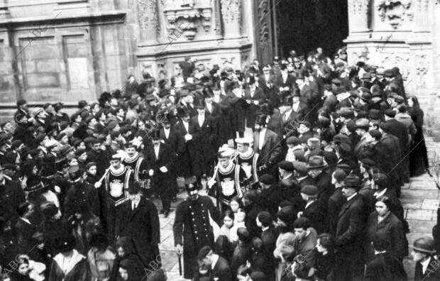 El ayuntamiento en corporación al salir de la iglesia de santa María, después de...