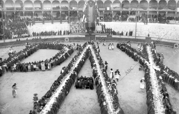 Aspecto de la plaza de Toros durante el reparto de Ropas y Comidas A los Pobres...