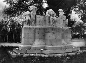 Profanación hecha por una turba de Salvajes en el monumento levantado por...