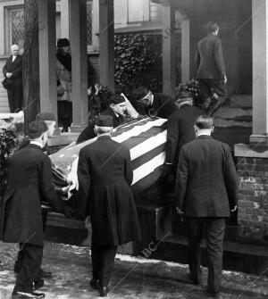 Llegada A la iglesia de Sagamore Hill del cadáver del ex presidente de los...