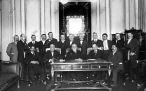 El general Marva (X) Presidiendo la asamblea de Marinos, Celebrada ayer para la...