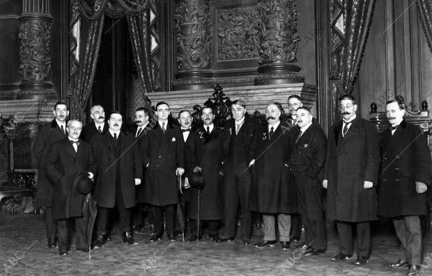 El marqués de Cortina (1), con la comisión asturiana, presidida por el conde de...