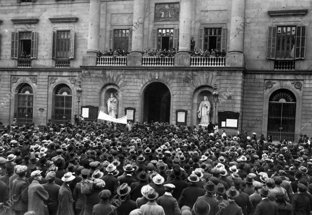 Los Estudiantes ante el ayuntamiento durante la manifestación que Realizaron...