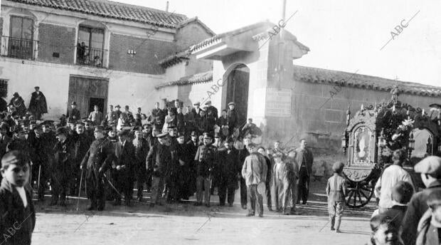 El general Gobernador, Sr. Marzo (1), y el Alcalde (2), Presidiendo la despedida...