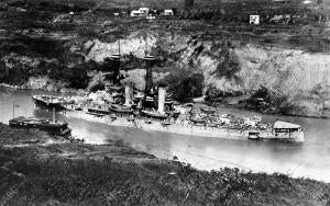 El acorazado norteamericano "North Dakota" pasando por la corta de Culebra