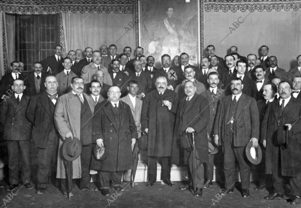 El Alcalde, Sr. Conde de Urbina (X), con los Mayordomos de las Cofradías,...