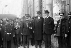 El Sr. D. Carlos Montañés (1), acompañado por el capitán general Milans del...