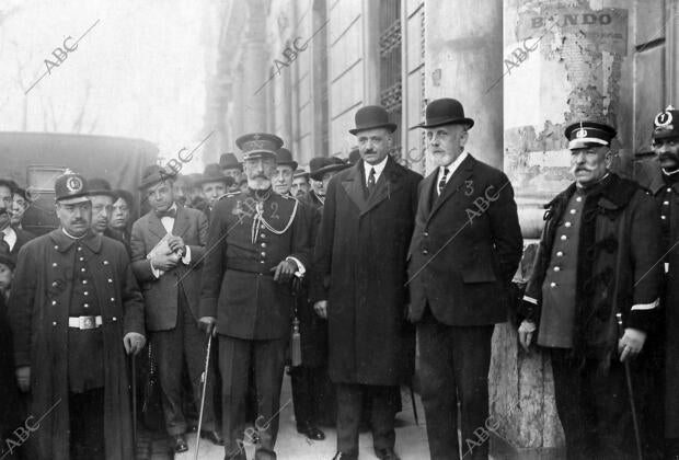El Sr. D. Carlos Montañés (1), acompañado por el capitán general Milans del...