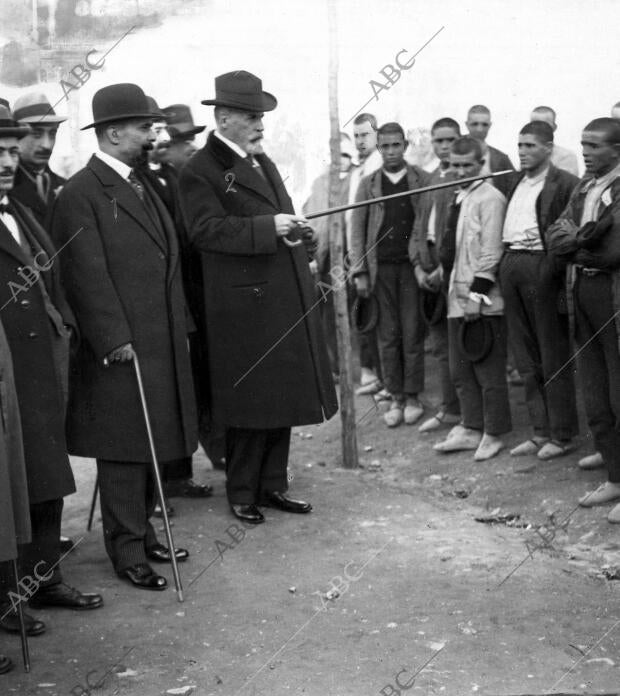 El gobernador Civil, Sr. Romero (1), con el inspector general de Sanidad, Sr....