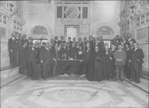 Los Mayordomos de las Cofradías Tomando hora en la sala cabildo de la catedral