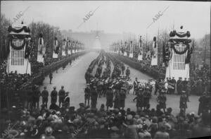 Desfile del regimiento de la guardia ante el palacio de Buckingham, después de...