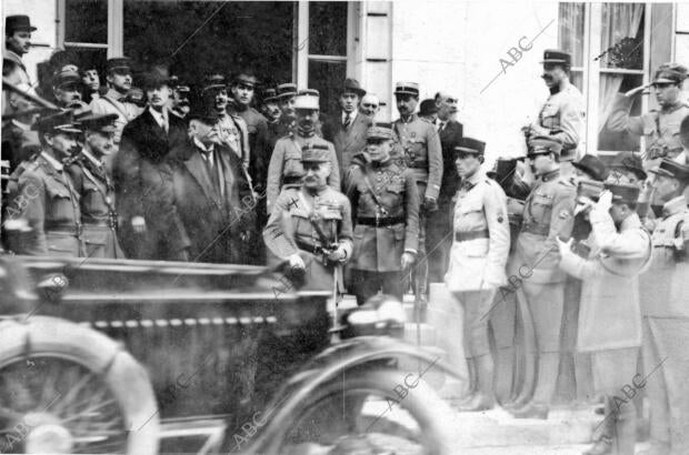 El mariscal Foch (X), al salir del Trianon Palace después de la sesión en que...