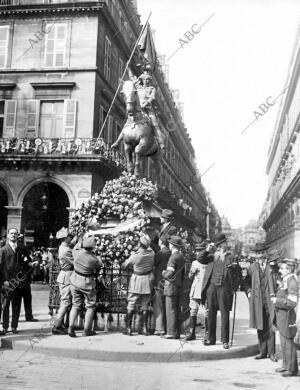 Una misión de Polonia Colocando una corona de Flores en la estatua de la plaza...