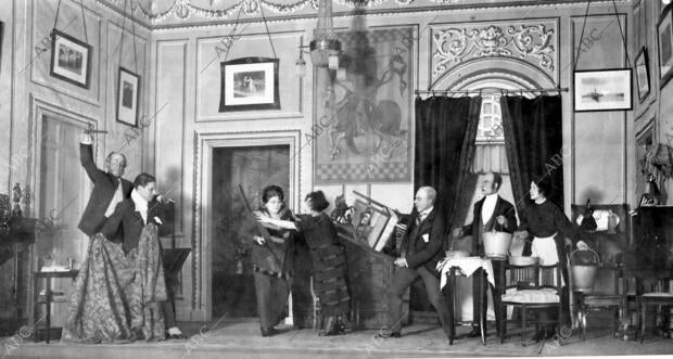 Una escena De "los Encantos de la Familia", obra Adaptada por G. del castillo y...